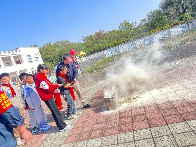桥东小学“关注消防生命至上”消防疏散及灭火器使用演练(图3)