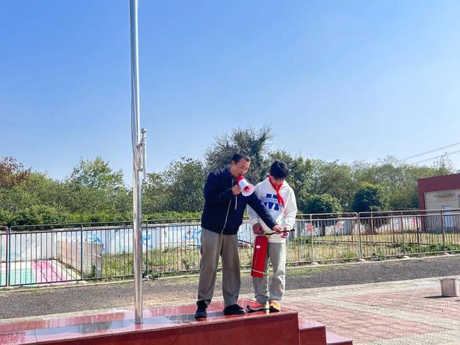 桥东小学“关注消防生命至上”消防疏散及灭火器使用演练(图2)