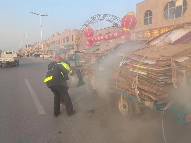 星空体育网站：三轮车变“火车”交警秒变消防员及时灭火保安全丨暖心警事儿(图1)