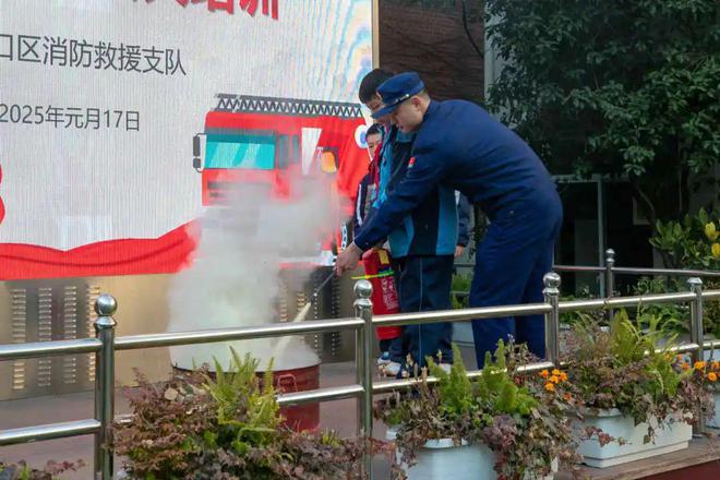 寒假前“蓝朋友”走进校园筑牢防火墙(图3)