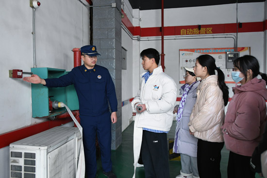 星空体育：昭平县：青年志愿者“打卡”消防站零距离学习安全知识(图1)