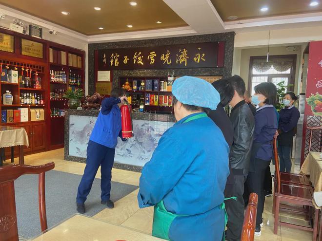 运城各地消防大队深入辖区餐饮场所开展面对面消防宣传培训活动(图1)