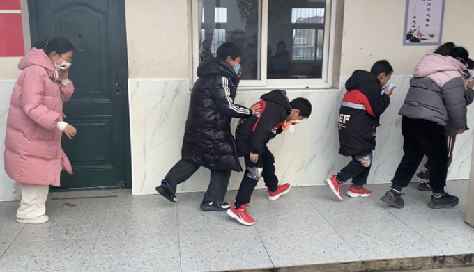 星空体育网站：弋江区火龙街道善瑞村：消防驻“童”心安全伴“童”行(图2)