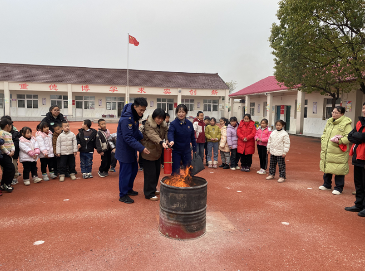 星空体育网站：弋江区火龙街道善瑞村：消防驻“童”心安全伴“童”行(图3)
