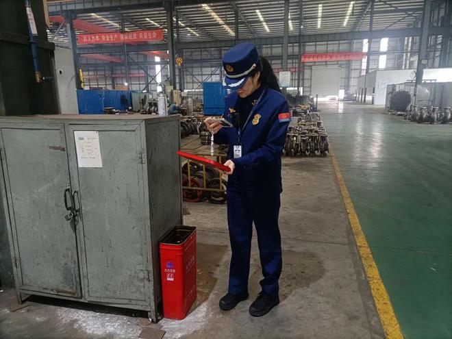 筑牢“防护网”自贡消防严把复工复产消防安全关(图2)