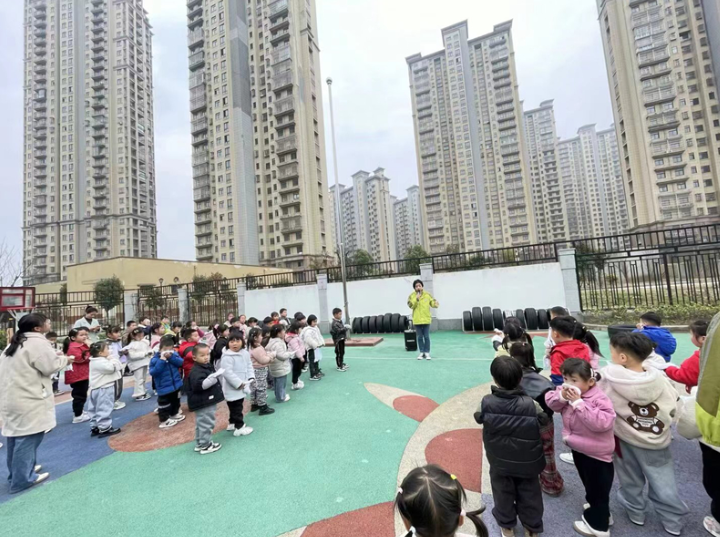 弋江区火龙街道良福社区：消防知识进校园安全演练护社区(图1)