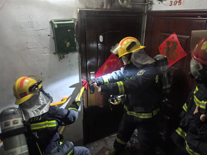 老人深夜被困起火房屋北京海淀消防18分钟内全流程处置将人救出(图1)
