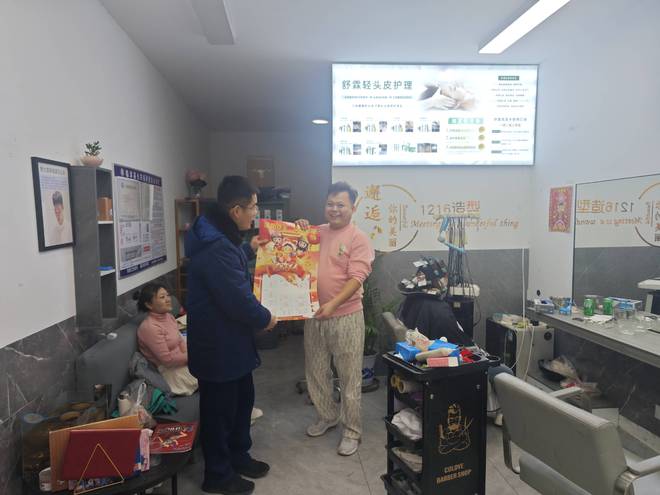 临沂临沭消防：开展“消防年历进万家平安相伴你我他”宣传活动(图2)