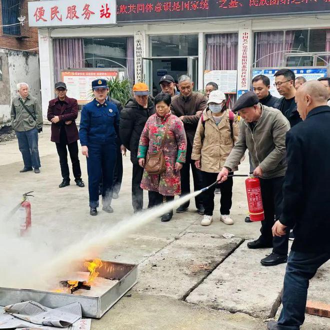 星空体育网站：消防宣传月丨消防公益培训在行动自贡携手共筑防火墙(图4)