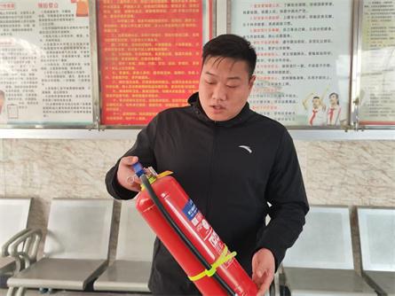 加强实操训练掌握消防技能潢川县行知小学开展消防器材实操培训(图1)