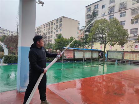加强实操训练掌握消防技能潢川县行知小学开展消防器材实操培训(图2)