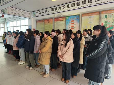 加强实操训练掌握消防技能潢川县行知小学开展消防器材实操培训(图3)
