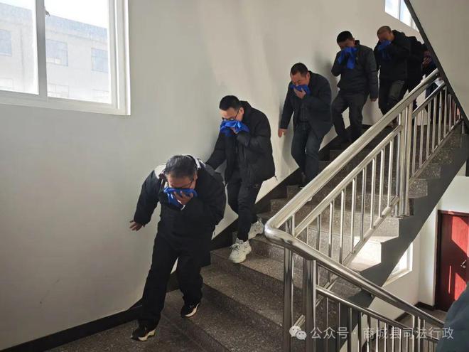 消防演练始于心防患未“燃”践于行商城县司法局组织开展消防安全应急演练(图3)