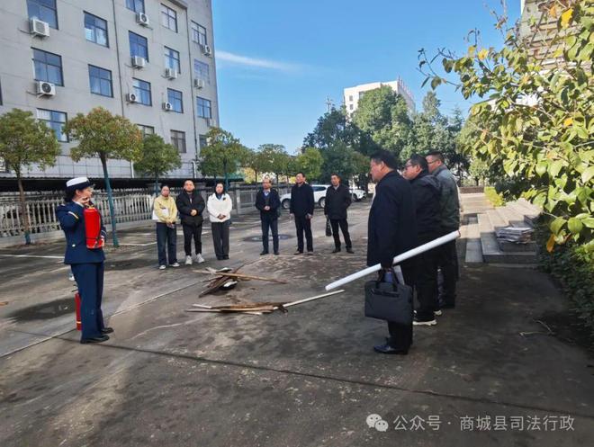 消防演练始于心防患未“燃”践于行商城县司法局组织开展消防安全应急演练(图4)