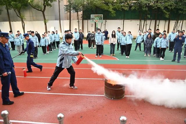 星空体育：未成年人思想道德建设品牌工作｜从灭火器到高压水枪同学们“沉浸式”学习消防安全知识(图1)