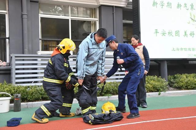 从灭火器到高压水枪同学们“沉浸式”学习消防安全知识(图2)