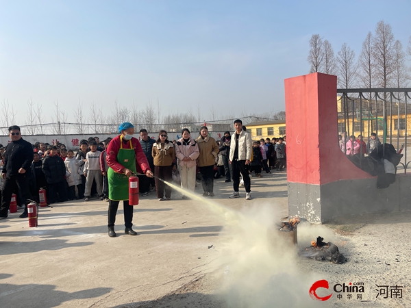 西平县焦庄小学“教师灭火器使用培训”活动圆满举行(图2)
