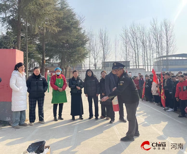 西平县焦庄小学“教师灭火器使用培训”活动圆满举行(图1)
