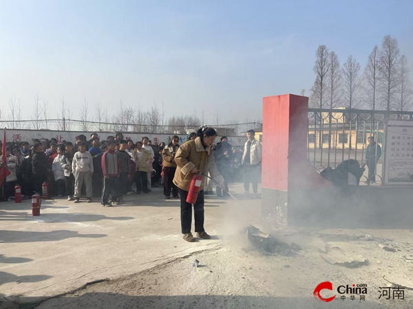 西平县焦庄小学“教师灭火器使用培训”活动圆满举行(图4)