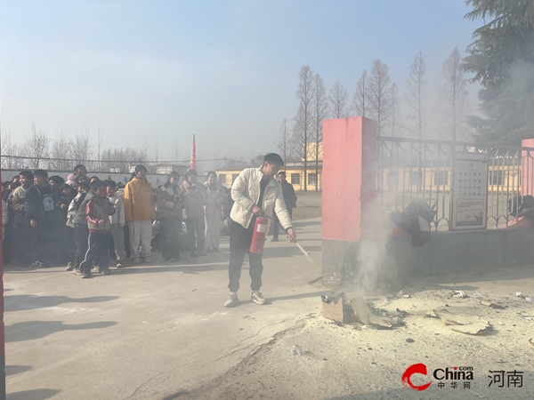 西平县焦庄小学“教师灭火器使用培训”活动圆满举行(图3)