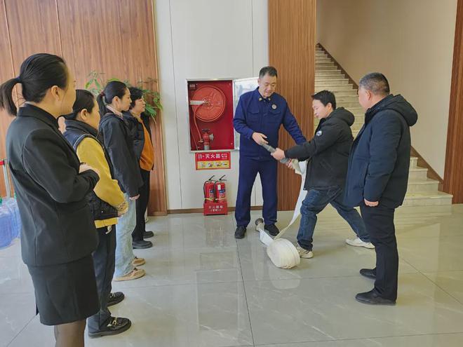星空体育网站：春节将至消防先行消防宣传不松懈守护平安过春节(图2)