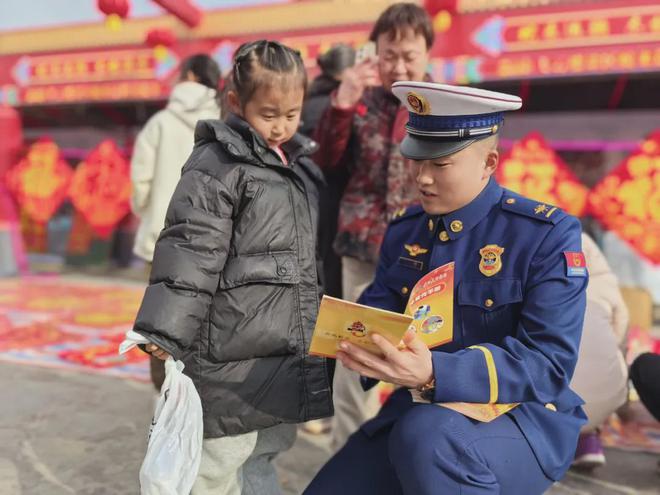 星空体育网站：春节将至消防先行消防宣传不松懈守护平安过春节(图6)
