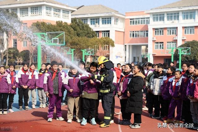 星空体育网站：江苏淮安洪泽湖实小在行动！消防知识进校园安全守护每一刻！(图1)