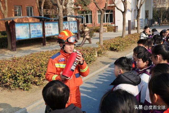 星空体育网站：江苏淮安洪泽湖实小在行动！消防知识进校园安全守护每一刻！(图4)