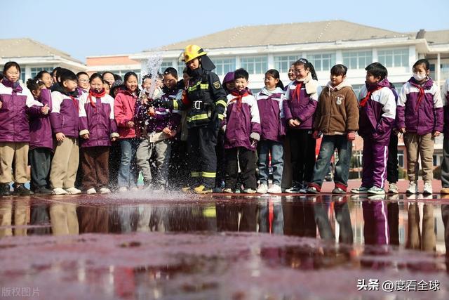 星空体育网站：江苏淮安洪泽湖实小在行动！消防知识进校园安全守护每一刻！(图2)