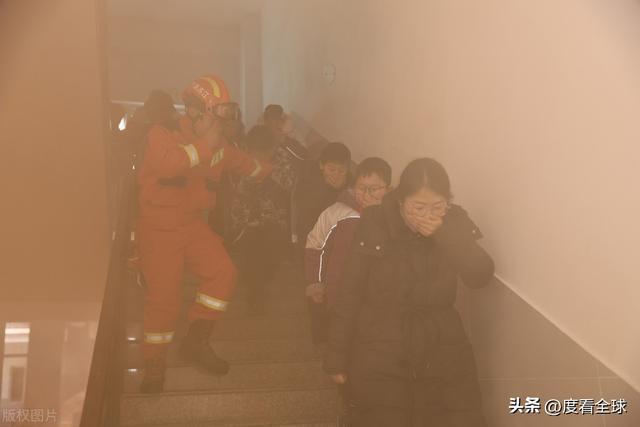 星空体育网站：江苏淮安洪泽湖实小在行动！消防知识进校园安全守护每一刻！(图3)