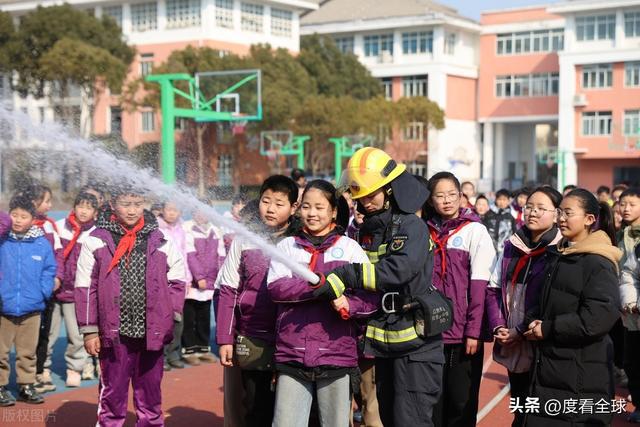 星空体育网站：江苏淮安洪泽湖实小在行动！消防知识进校园安全守护每一刻！(图6)