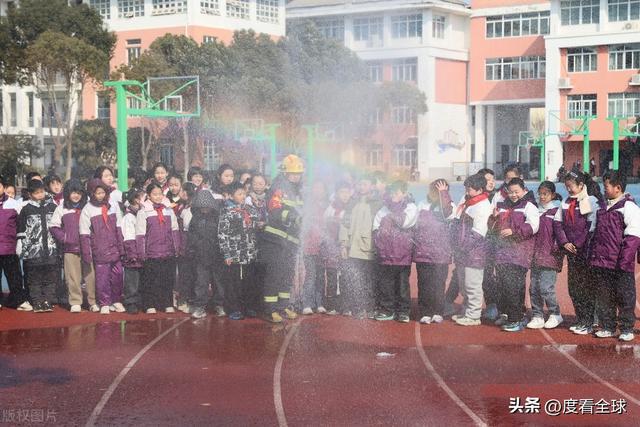 星空体育网站：江苏淮安洪泽湖实小在行动！消防知识进校园安全守护每一刻！(图10)