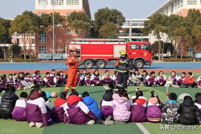 星空体育网站：江苏淮安洪泽湖实小在行动！消防知识进校园安全守护每一刻！(图11)