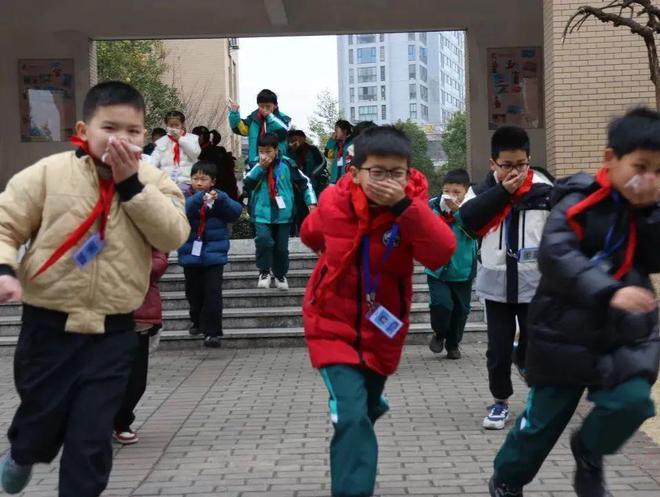 基层动态丨天台县各校“火热”开启消防安全“开学第一课”每一课都精彩(图1)