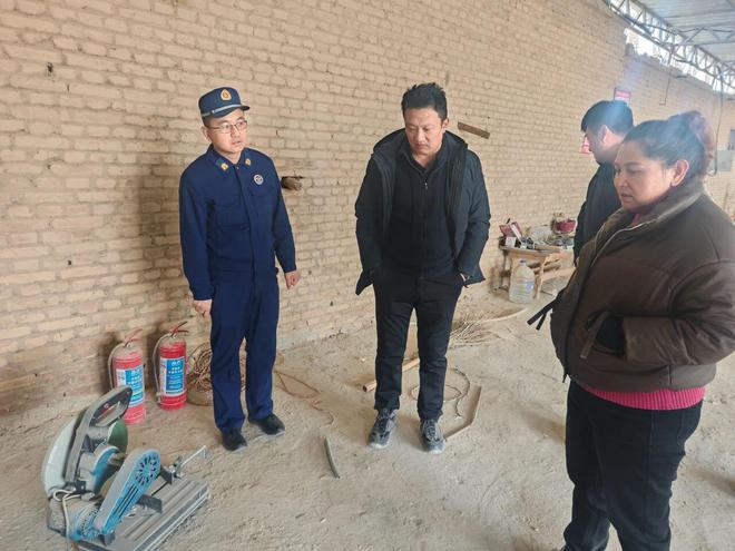 星空体育网站：新疆喀什泽普县开展木材加工企业消防安全检查(图2)
