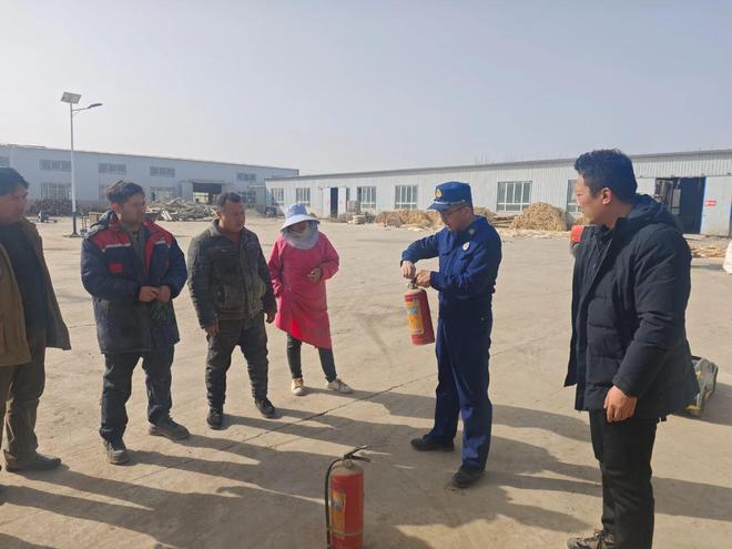 星空体育网站：新疆喀什泽普县开展木材加工企业消防安全检查(图1)