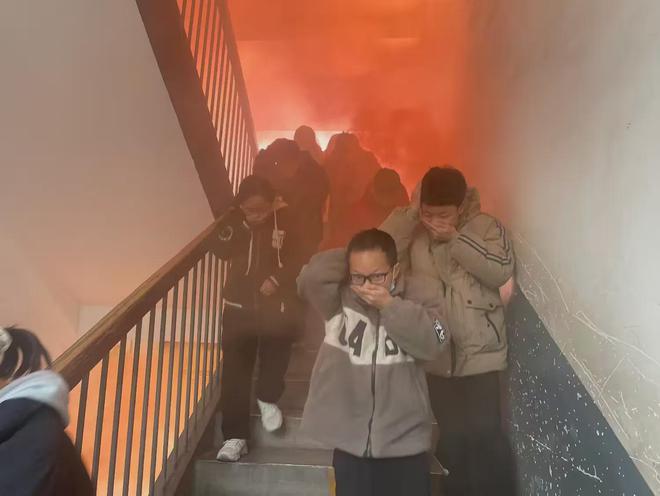 信阳市罗山县定远中学开展春季学期消防应急疏散演练活动(图2)