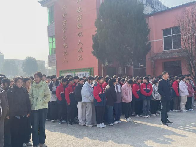 信阳市罗山县定远中学开展春季学期消防应急疏散演练活动(图6)