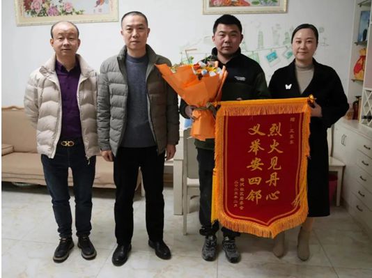 星空体育：阜阳一男子两进火场用4个灭火器扑灭明火“可谓是救了一幢楼的人”(图3)