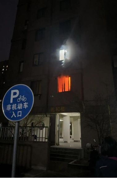星空体育：阜阳一男子两进火场用4个灭火器扑灭明火“可谓是救了一幢楼的人”(图1)