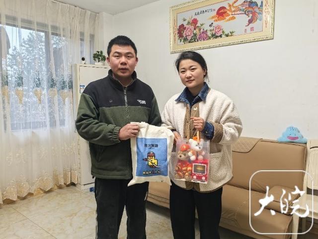 星空体育：阜阳一男子两进火场用4个灭火器扑灭明火“可谓是救了一幢楼的人”(图2)