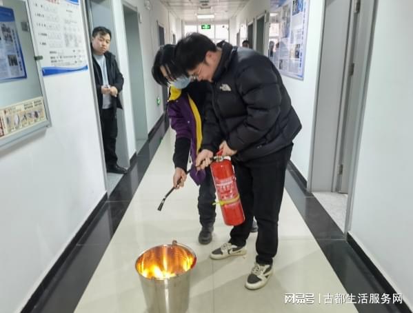 星空体育网站：咸阳彩虹医院开展消防培训演练筑牢平安防线(图1)