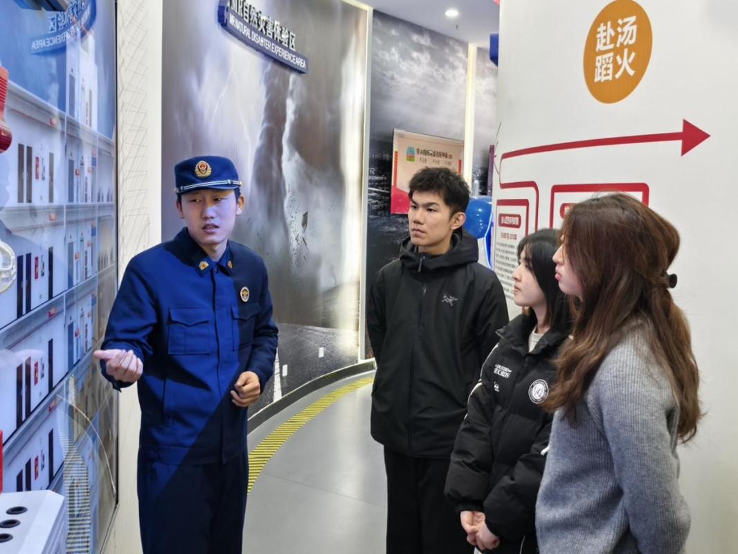 星空体育：南洋书院学生走进消防科普教育基地开展沉浸式安全实践(图3)