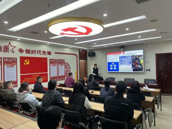 星空体育网站：农发行郑州市郊区支行开展消防培训演练共筑消防安全“防火墙”(图1)