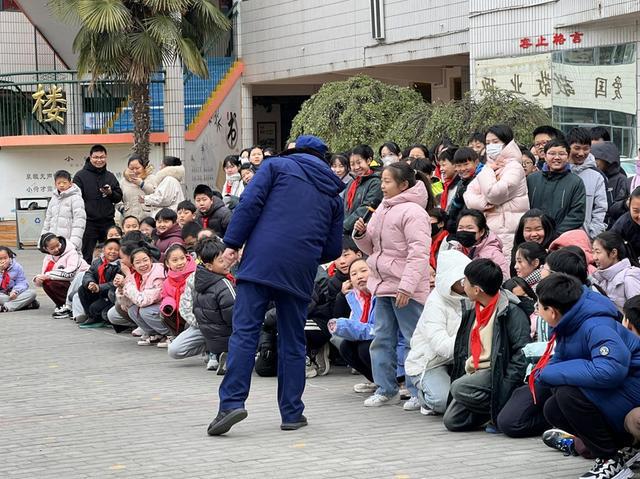 郑州市二七区春晖小学：消防知识进校园筑牢安全防火墙(图2)