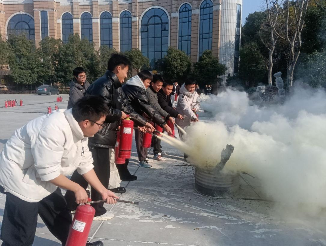 长沙民政职院开展灭火器实操培训活动(图2)