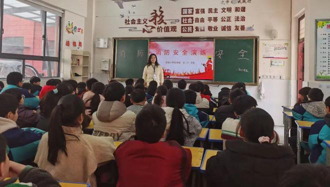 星空体育：潢川县实验小学教育集团校本部开展消防安全疏散演练(图1)