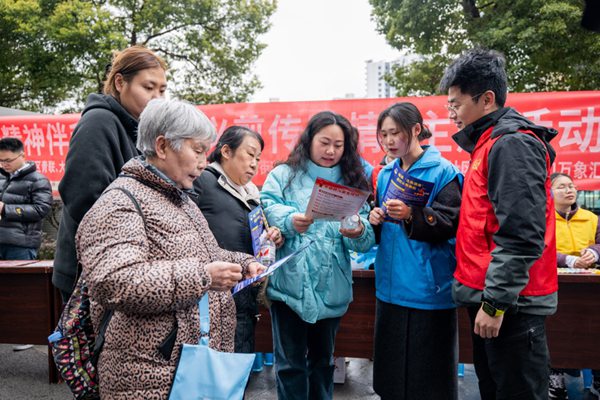 共青团大渡口区委联合辖区企事业单位开展志愿服务活动(图1)