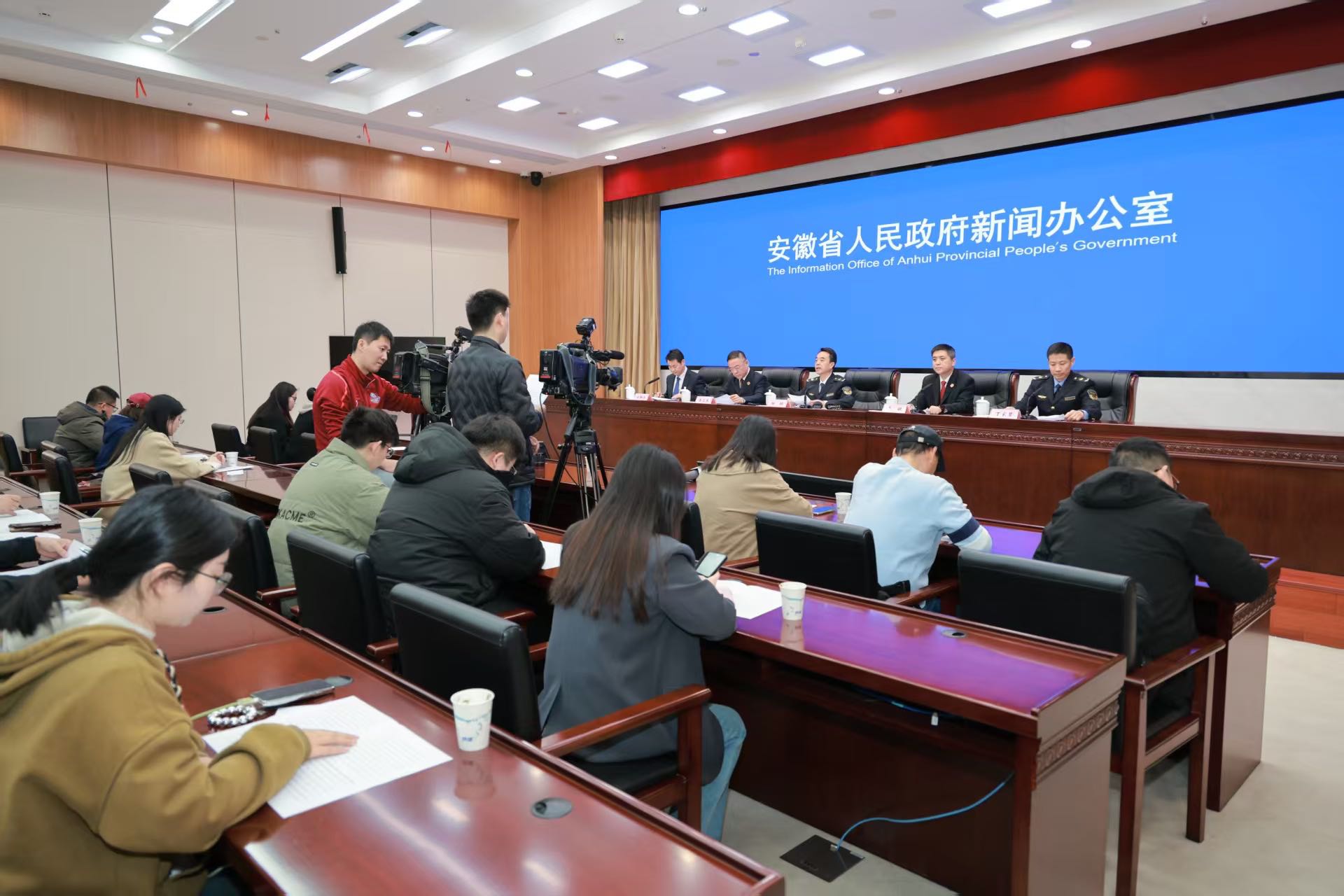 星空体育：3·15新闻发布会｜2024年全省市监查处食品案件438万件为消费者挽回经济损失124亿元(图2)