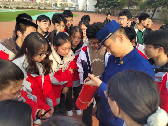 邓州市一高中消防演练：让火灾应急能力“落地生根”(图1)